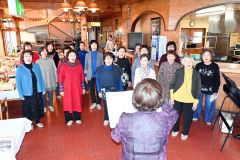 カウベルハウスで歌声を響かせる「あかねぐもの会」メンバー