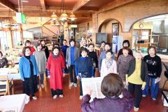 カウベルハウスで歌声を響かせる「あかねぐもの会」メンバー