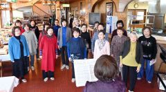 カウベルハウスで歌声を響かせる「あかねぐもの会」メンバー