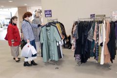 ハンドメイド作品が並ぶ会場