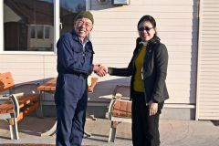（左から）小谷会長とフォンサムット大使