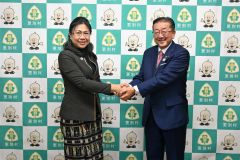 （右から）西山村長とフォンサムット大使