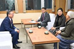 西山村長と会談するフォンサムット大使（右中央）
