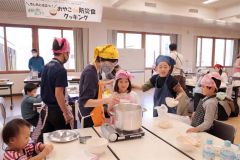 手打ちうどん作りに挑戦する参加者たち