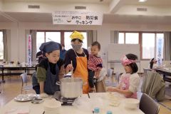 手打ちうどん作りに挑戦する参加者たち