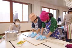 手打ちうどん作りに挑戦する参加者たち