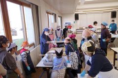 手打ちうどん作りに挑戦する参加者たち