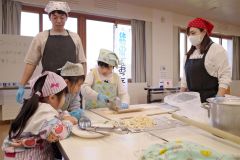 手打ちうどん作りに挑戦する参加者たち