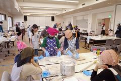 手打ちうどん作りに挑戦する参加者たち