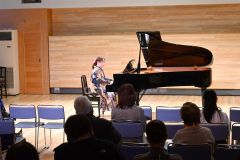 観客の前で１年間の練習の成果を発揮して演奏する参加者