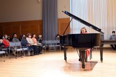 美しい音色で演奏する参加者