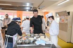 調理の助言をする山本さん（中央）