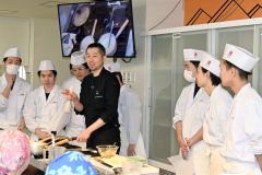 調理の説明をする山本さん（中央）