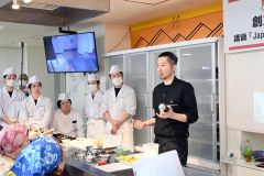 調理器具の説明をする山本さん（右）