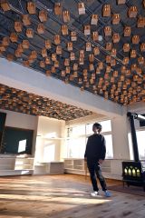 ３０日から開放するカフェスペース。天井には２５０個の木製ランタンが設置されている