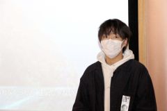 あいさつする岡原さん
