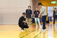新里プロ(左)にスイングをチェックしてもらう児童(右)