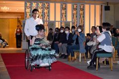 ランウエーで華やかな衣装を披露する参加者（２３日午前１１時１０分ごろ、須貝拓也撮影）