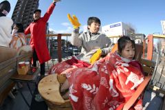 足湯に漬かりながら馬車ＢＡＲを楽しむ乗客たち（２６日午前１１時２０分ごろ、帯広市内の平原通で。助川かおる通信員撮影）