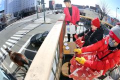 足湯に漬かりながら馬車ＢＡＲを楽しむ乗客たち（２６日午前１１時半ごろ。助川かおる通信員撮影）