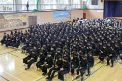 吹奏楽部の記念演奏を聞く生徒たち（平栗玲香通信員撮影）