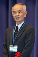 表彰者を代表してあいさつした第１０代校長の利浪さん（平栗玲香通信員撮影）