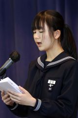 生徒代表の言葉を述べる室田さん（平栗玲香通信員撮影）