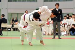 【団体戦小学高学年の部決勝・清水町スポーツ少年団―帯広少年団Ａ】払い腰で技ありを奪う、清水の石川蒼士（右）