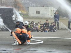 放水を見学する児童たち
