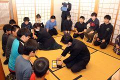 「足しびれたが、お菓子はうまい」　鹿追小６年生、茶道を初体験 2