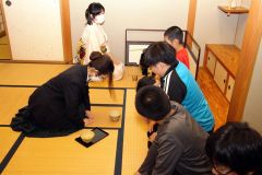 「足しびれたが、お菓子はうまい」　鹿追小６年生、茶道を初体験 3