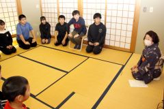 「足しびれたが、お菓子はうまい」　鹿追小６年生、茶道を初体験 5