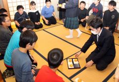 「足しびれたが、お菓子はうまい」　鹿追小６年生、茶道を初体験 6