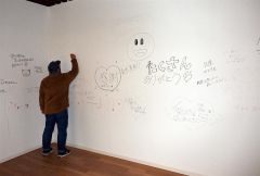 メッセージコーナーで藤丸の思い出を記す入場者
