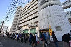 整理券の配布５分前、行列の最後尾は店舗裏口まで続いた