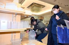 お目当ての商品を前に笑顔を浮かべる入場者