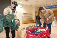 木製ハンガーを手にする入場者