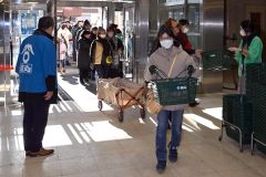 藤丸のかごを手にする入場者