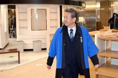 法被姿の村松社長も、来店者の動きを見守った。「予想以上の人が集まってもらい、身が引き締まる思い」などと話した