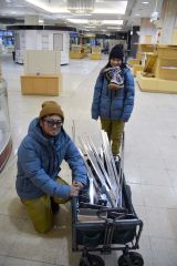 最終盤の午後３時半過ぎ、がらんとした店内を回る芽室町の自営業、浅野浩平さん（４２）と、スタッフの沼尾恵実さん（４８）＝写真左から。ばらした金属製の棚などを“獲得”。「会社敷地内に手作りで新設する倉庫で使いたい」と浅野さん