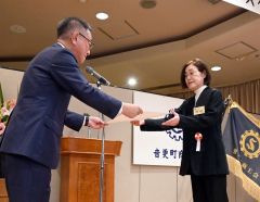 山本会長（左）から３５年以上勤続従業員として表彰状を受けるシェルプールの坪井さん（右）