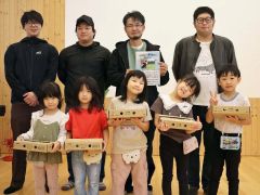 上更別幼稚園児たちにヨーグルトを寄贈したＡ青年部員たち