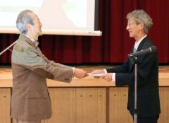 グランプリの表彰状を受ける山崎さん（左）と高木代表