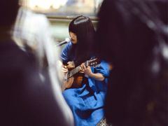 映画初出演、初主演で報知映画賞新人賞に選ばれたアイナさん（（Ｃ）２０２３Ｋｙｒｉｅ　Ｆｉｌｍ　Ｂａｎｄ）