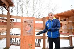 荒川さんのイラストを使った馬ふれあい舎の看板と稲葉園長