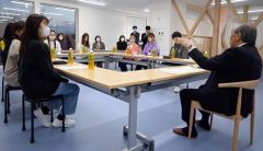 小野町長（右）と語り合う帯広大谷短大看護学科の学生ら
