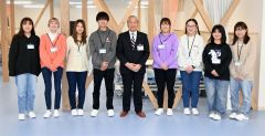 小野町長（中央）と語り合った帯広大谷短大看護学科の学生ら
