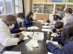 「グローバル」養う　本別高校生がＪＩＣＡ研修員や小学生と授業で交流 4