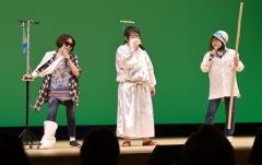 日ごろの練習の成果を披露する雄飛の館歌謡友の会のメンバーら