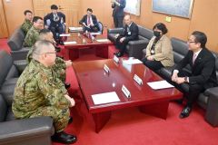 協定を結んだ後、懇談する米沢市長（右）ら